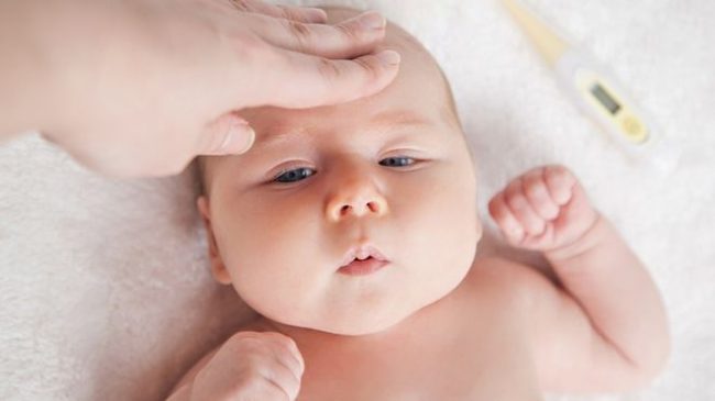 Cách hạ sốt cho trẻ sơ sinh sau khi tiêm phòng