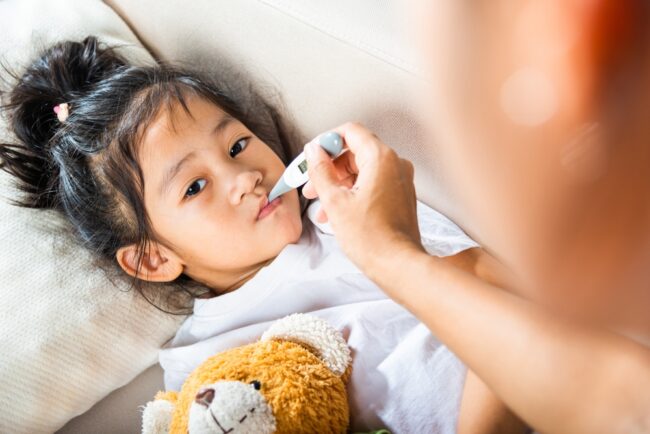 Trẻ bị sốt virus nên ăn gì và kiêng gì để hạ sốt siêu tốc?