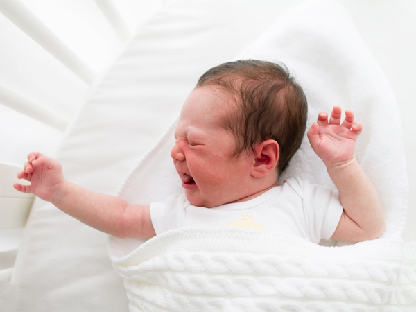 Giải mã hiện tượng trẻ sơ sinh ngủ hay giật mình khóc thét