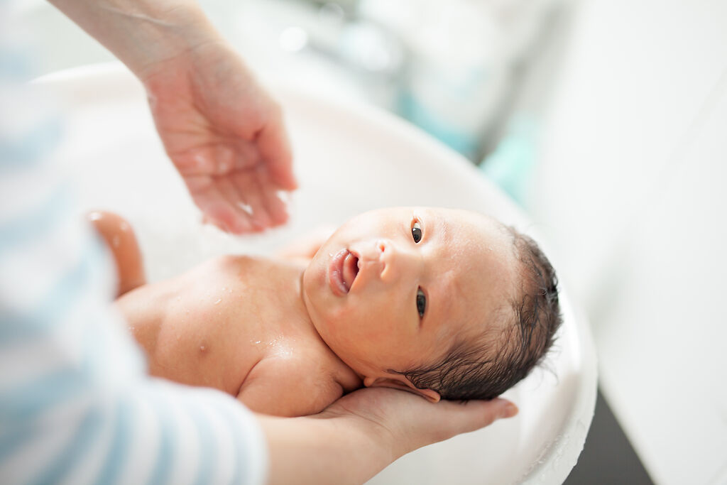 Hướng dẫn cách tắm cho trẻ sơ sinh đơn giản, an toàn tại nhà