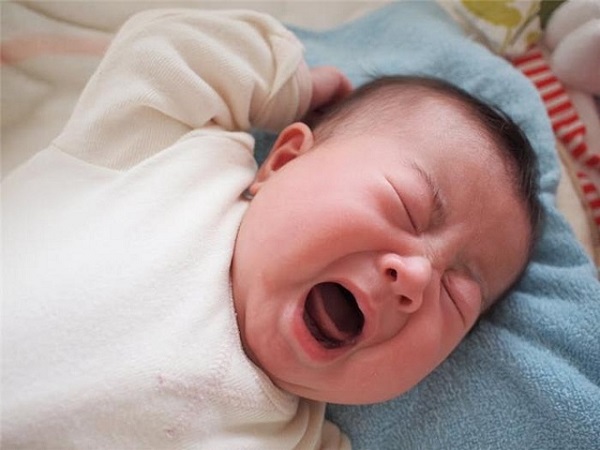trẻ sơ sinh trằn trọc khó ngủ