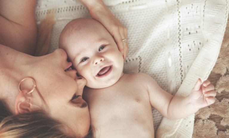 Trẻ 12 tuần tuổi biết làm gì? Sự phát triển của trẻ 3 tháng sau sinh