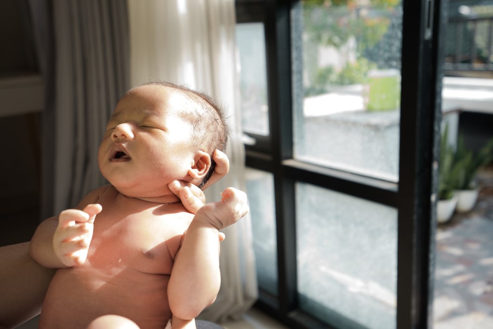 cách tắm nắng cho trẻ sơ sinh