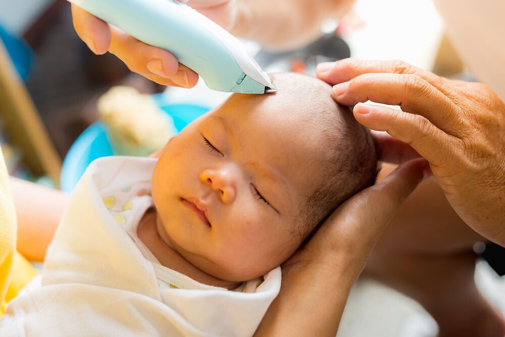 Có nên cạo đầu cho trẻ sơ sinh? Cạo đầu có giúp tóc mọc nhiều hơn?