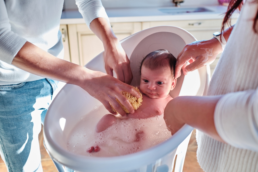 Tắm nước lá theo dân gian giúp trẻ sơ sinh nhanh rụng lông