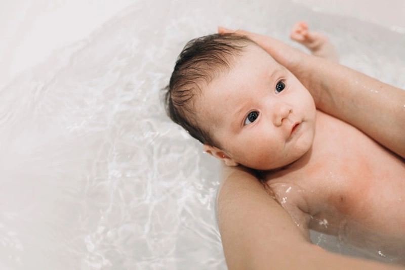Tắm lá gì cho trẻ sơ sinh rụng lông nhanh lại an toàn tại nhà?