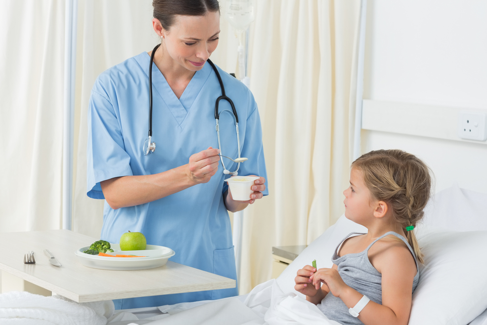 Trẻ bị sốt nên và không nên ăn uống những gì?