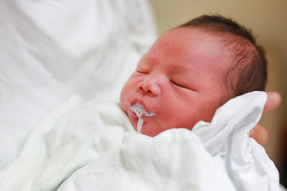 Trẻ sơ sinh bị trớ sữa, ọc sữa: Nguyên nhân và cách khắc phục hiệu quả