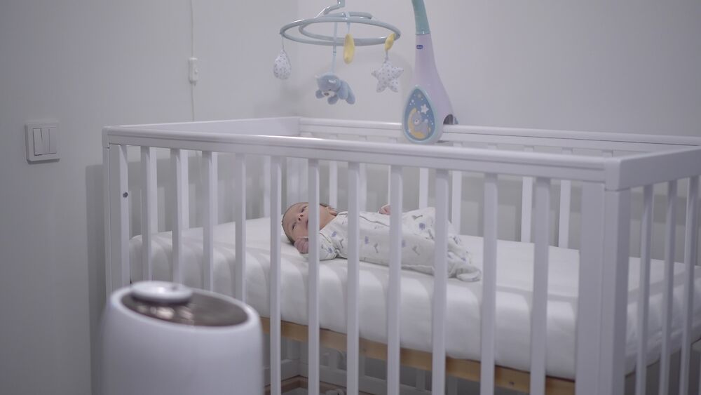 Có nên cho trẻ sơ sinh nằm nôi điện? Rủi ro và những lợi ích
