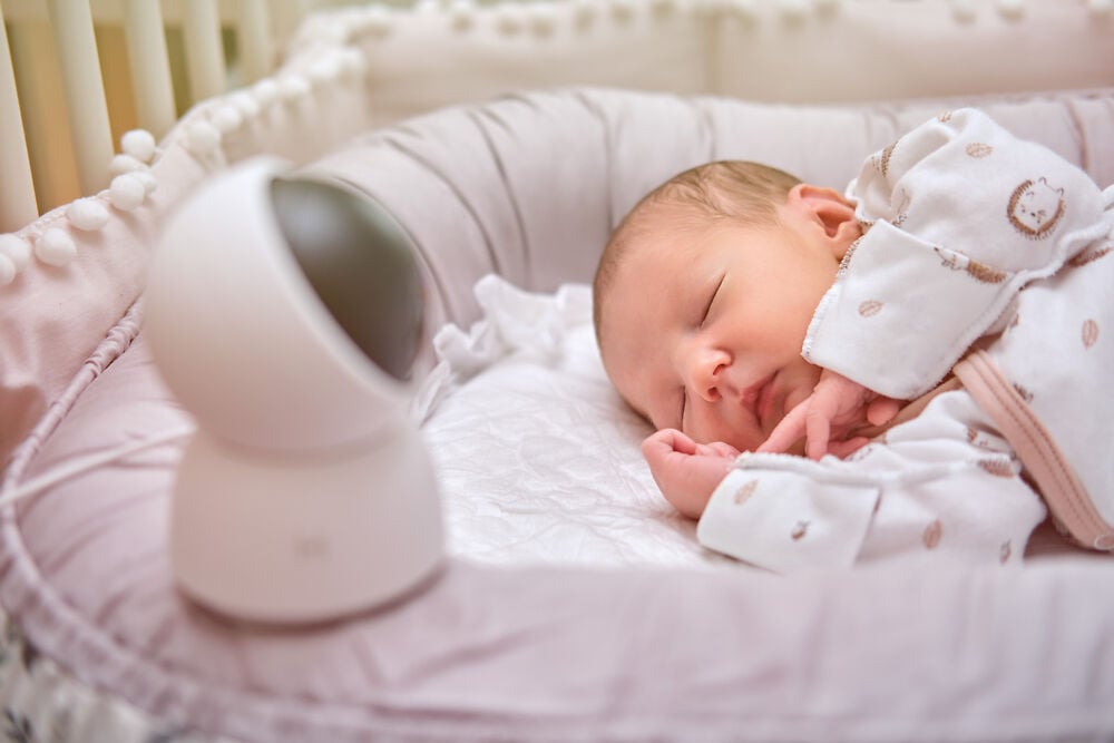 Có nên cho trẻ sơ sinh nằm nôi điện?