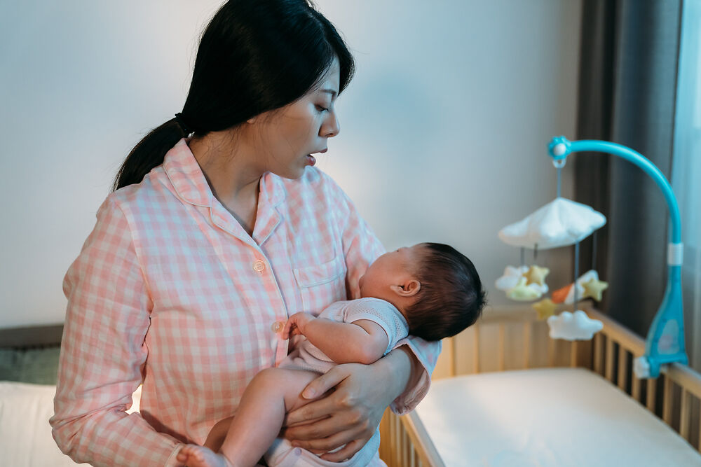15 cách dỗ trẻ sơ sinh khóc đêm giúp bé nín khóc tức thì