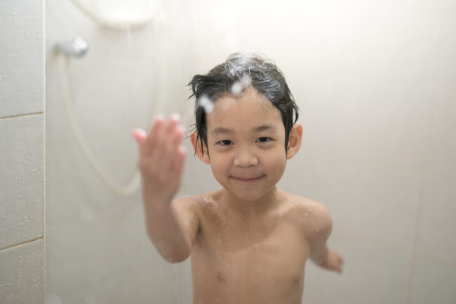 Trẻ bị viêm phổi có được tắm không? Lưu ý gì khi tắm cho trẻ