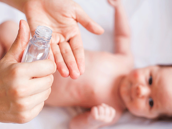 cách dùng dầu tràm cho trẻ sơ sinh