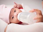 3 tuyệt chiêu mẹ nên áp dụng ngay khi bé không chịu bú bình