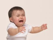 Trẻ sơ sinh bị táo bón mẹ nên ăn gì cho bé "đi lại" dễ dàng?