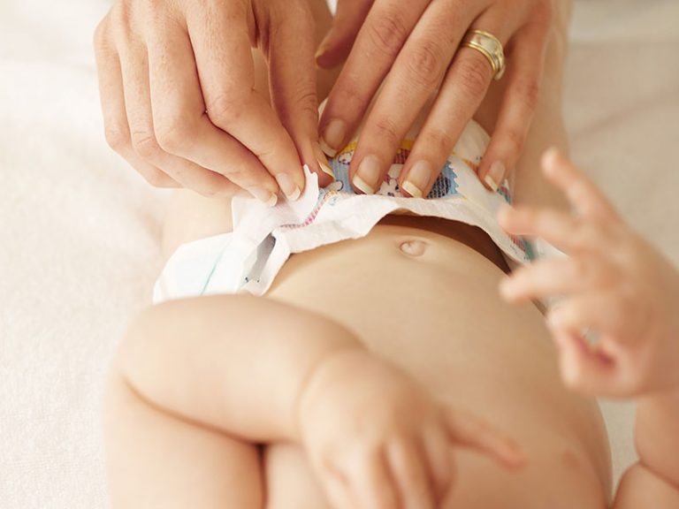 Trẻ sơ sinh đi ngoài ra máu và chất nhầy: Cha mẹ cần làm gì?