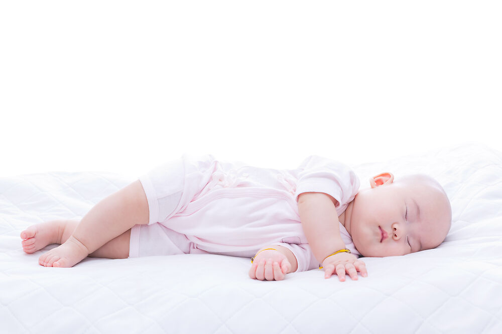 trẻ sơ sinh ngủ nghiêng có an toàn không
