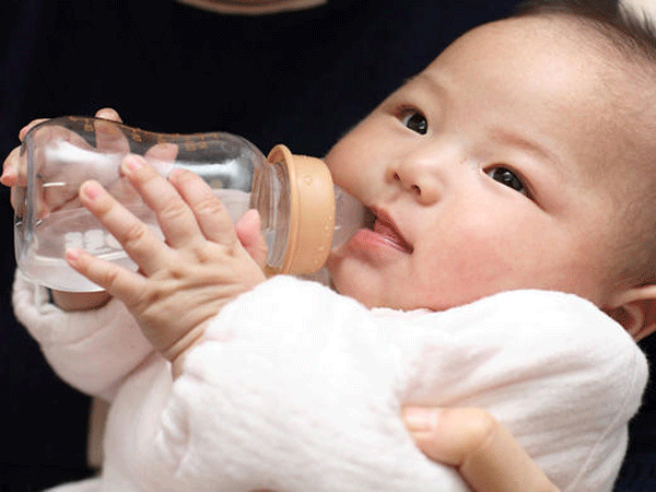 Có nên cho bé uống nước sau khi nôn trớ?