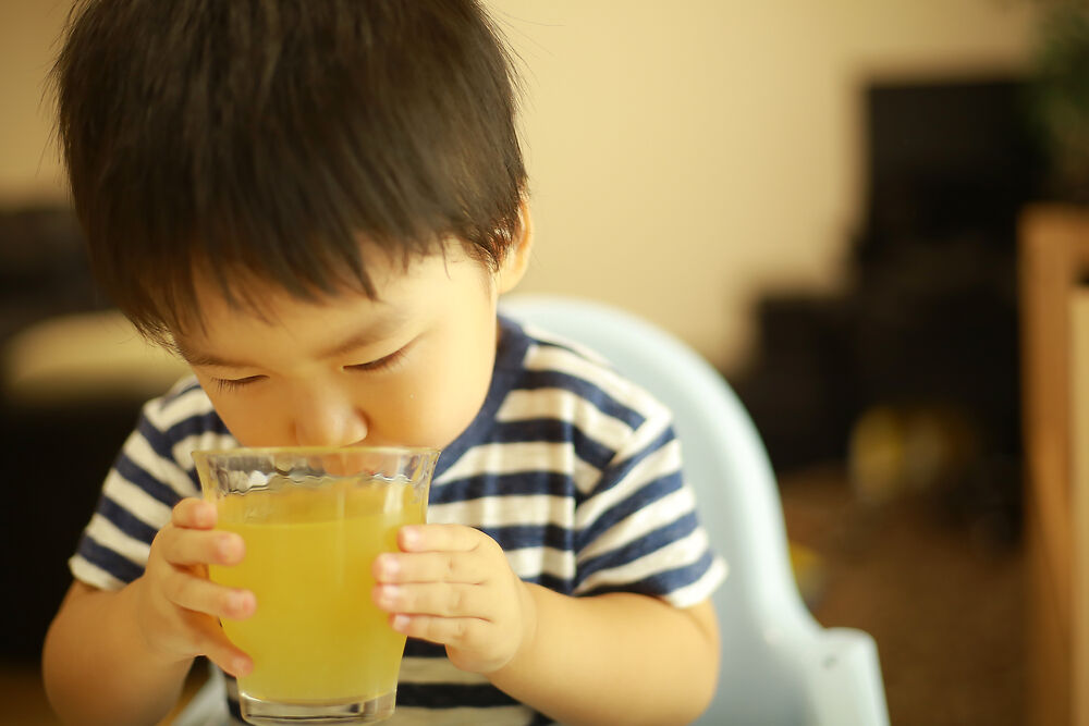 Trẻ uống nước cam mỗi ngày có tốt không?