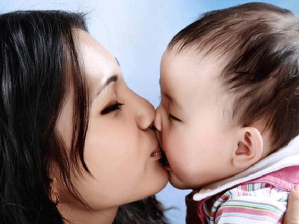 3 bệnh nguy hiểm có thể lây cho bé dù chỉ "hôn môi xa"