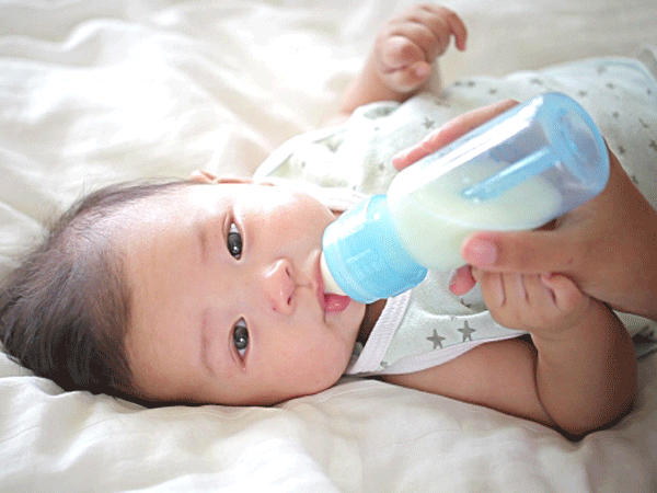 Trẻ sơ sinh uống sữa gì để tăng cân: 4 tiêu chí không được bỏ qua
