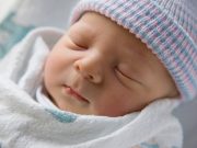 Vì bà cho uống nước sớm, trẻ 20 ngày tuổi bị viêm ruột phải cấp cứu
