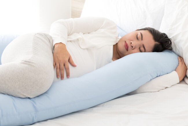Em bé đạp nhiều vào ban đêm có nguy hiểm không?