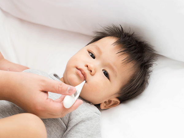 Trẻ sơ sinh sốt bao nhiêu độ thì uống thuốc hạ sốt và gọi bác sĩ?