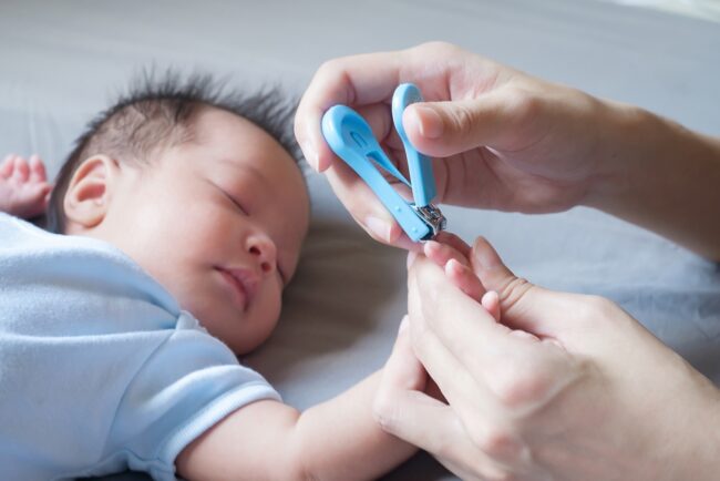 Cắt móng tay cho trẻ sơ sinh là việc làm chăm sóc cần thiết. Tuy nhiên, nhiều bậc cha mẹ sợ làm sai hoặc làm đau bé. Xem hình ảnh để biết cách cắt móng tay cho trẻ sơ sinh một cách đúng cách và an toàn.
