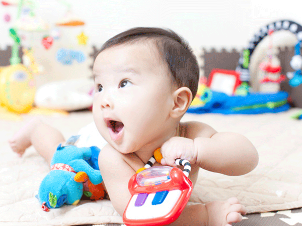 5 đồ chơi cho trẻ 6 tháng tuổi chơi cả ngày không chán