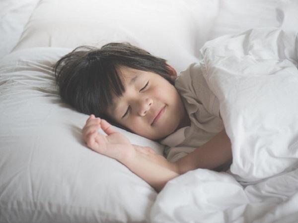Trẻ khó ngủ ở độ tuổi mầm non và tiểu học, mẹ phải làm sao?