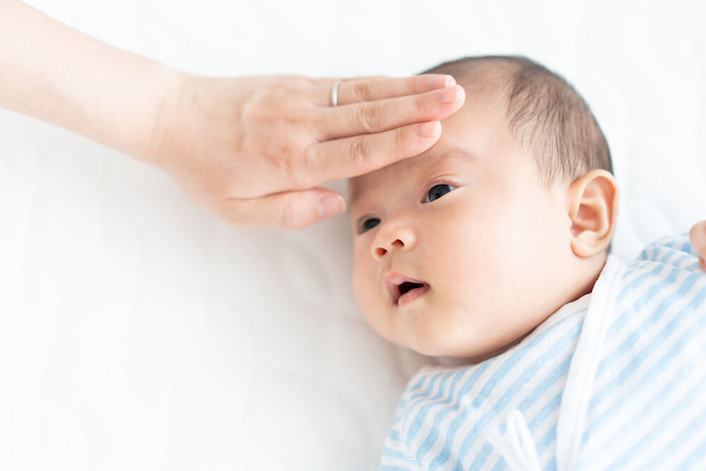Cách nhận biết trẻ sơ sinh bị sốt và hướng dẫn chăm sóc con