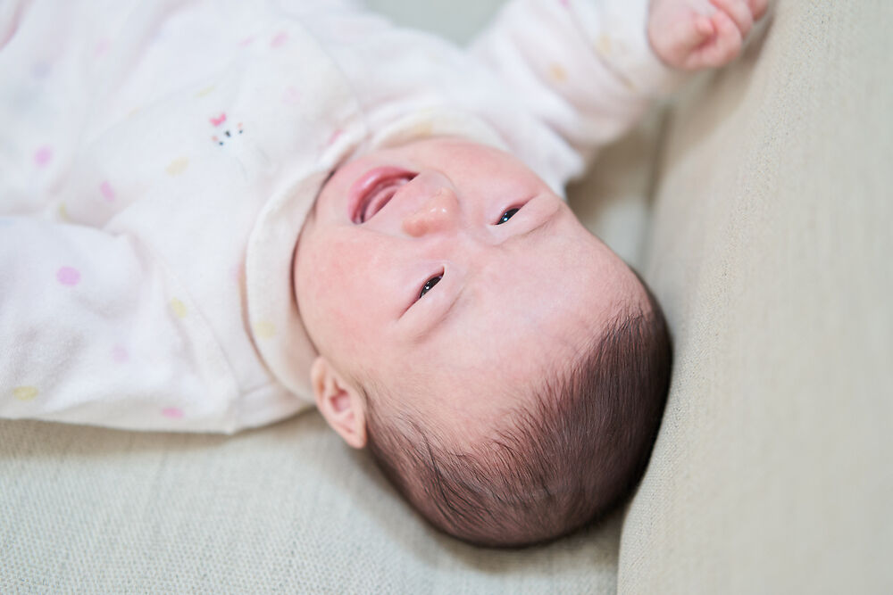 Trẻ sơ sinh trằn trọc khó ngủ, gắt gỏng, khóc đêm có đáng lo?