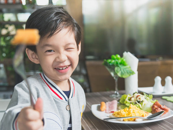 Khi trẻ mắc bệnh đường ruột, bạn nên và không nên cho con ăn gì?