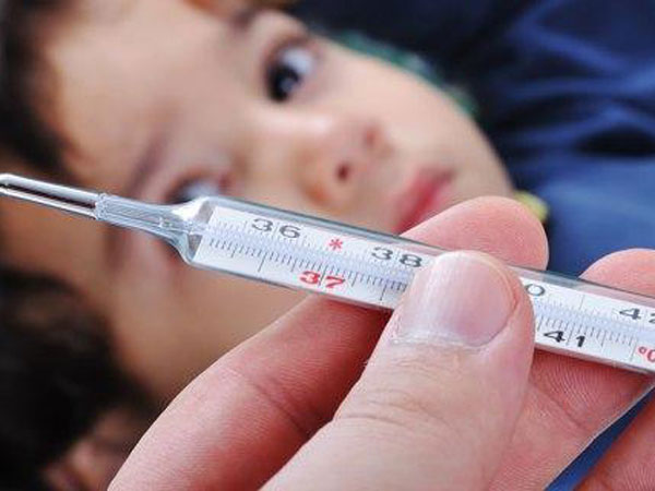 Trẻ bị sốt siêu vi có tắm được không và những lưu ý mẹ cần biết thêm