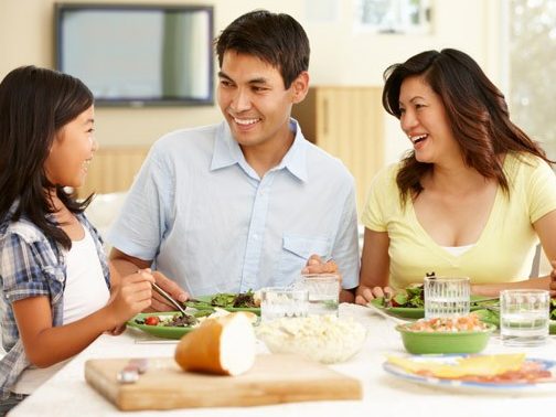 Nên trò chuyện về vấn đề gì trong bữa cơm gia đình?