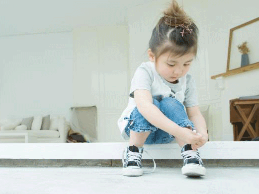 Cách dạy trẻ buộc dây giày giúp phát triển não bộ ra sao?
