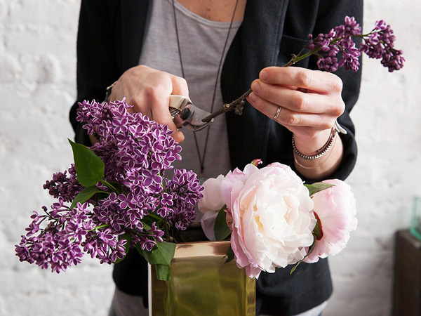 Gợi ý 12 cách cắm hoa dáng toả tròn giúp mẹ đảm ghi điểm