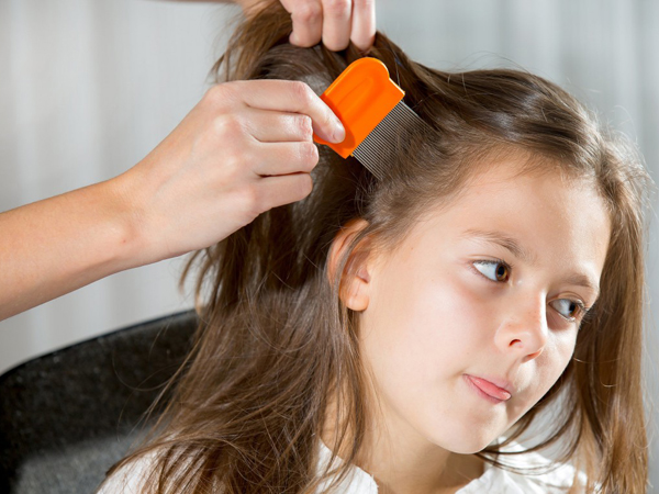 Chữa tóc bạc sớm ở trẻ em: Nên điều trị từ gốc