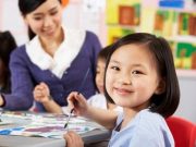10 mẹo dạy con hòa nhập với bạn bè, trường lớp