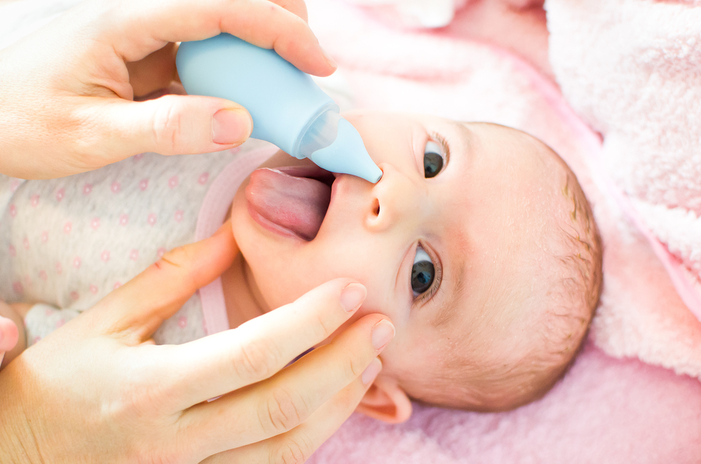 Cách dùng nước muối sinh lý cho trẻ sơ sinh và Top 5 sản phẩm an toàn