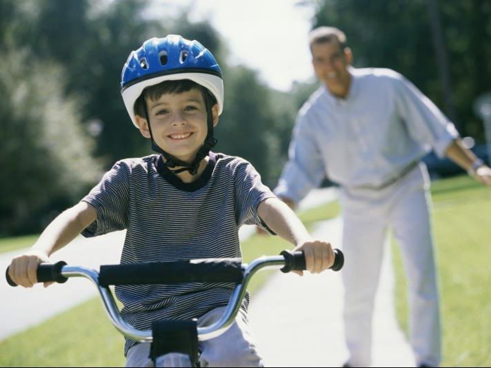 trẻ 6 tuổi sẽ rất nhanh học được cách đi xe đạp