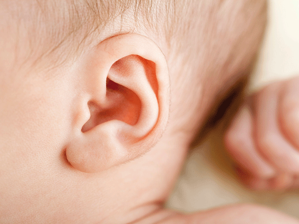 Bé bị nhiễm trùng tai, những dấu hiệu nguy hiểm và cách phòng ngừa mẹ cần biết