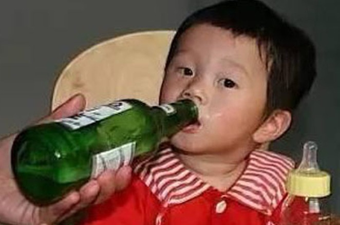 cấm trẻ uống rượu bia 1