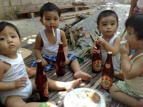 Ngày Tết nhớ cấm trẻ uống rượu bia dù chỉ một giọt các mẹ ơi!