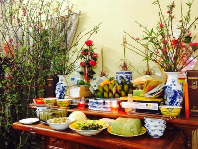 Mỗi năm, trang trí bàn thờ gia tiên ngày Tết đều là công việc quan trọng đối với mỗi gia đình Việt. Hãy cùng chúng tôi tìm hiểu về ý nghĩa và những mẫu trang trí độc đáo, tinh tế để mang lại bình an, nắm chắc may mắn, thành công cho cả năm mới. Đây sẽ là một năm đặc biệt, tiết kiệm nhưng không kém phần sáng tạo cho người Việt.