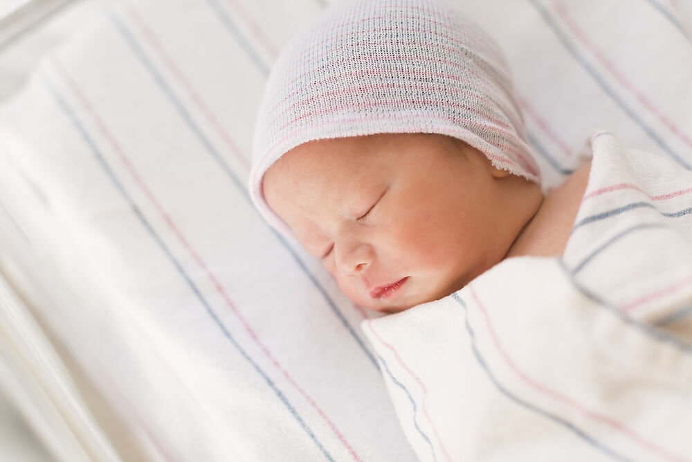 Có nên quấn trẻ sơ sinh khi ngủ không? Mẹ nên lưu ý điều gì?