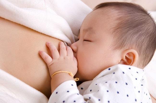 Nuôi con bằng sữa mẹ: Cách cho bé bú mẹ