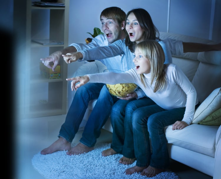 Cả gia đình xem phim cùng nhau
