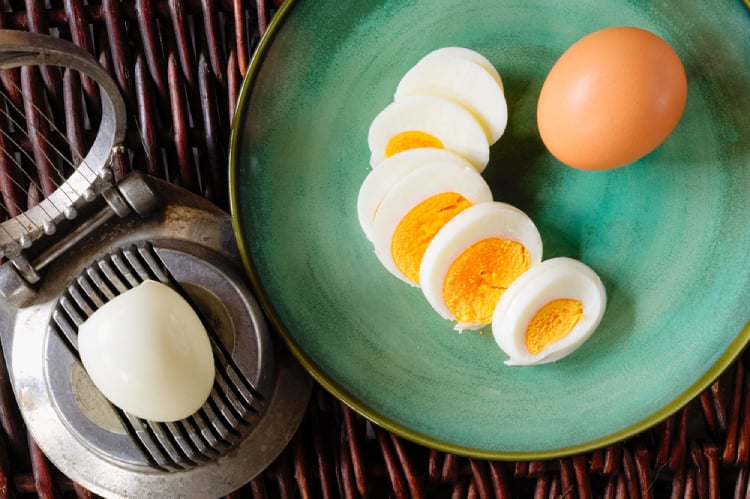 trứng luộc là một trong những món ăn vặt